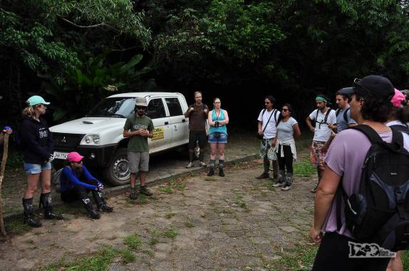 Nosso guia dá as últimas instruções antes de iniciarmos a trilha do Rio do Boi, em Praia Grande, em Santa Catarina